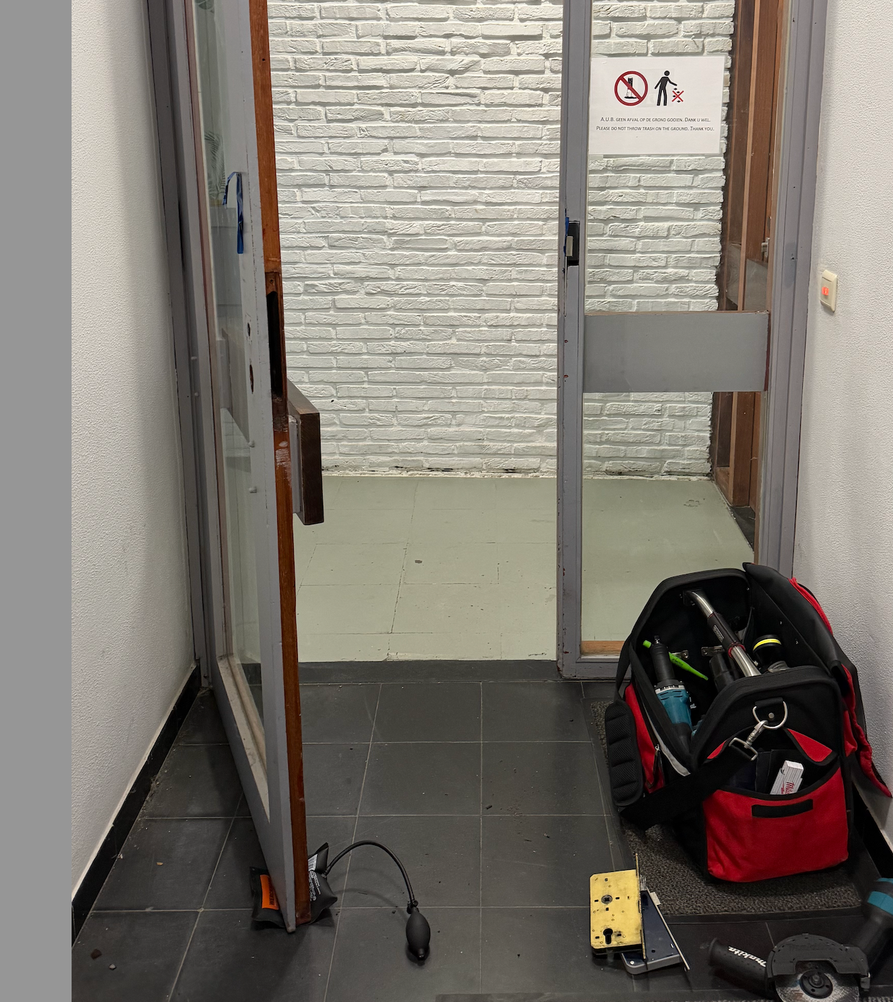 Nieuwe cilinder volgens het sluitplan geplaatst en de elektrische deuropener vervangen.